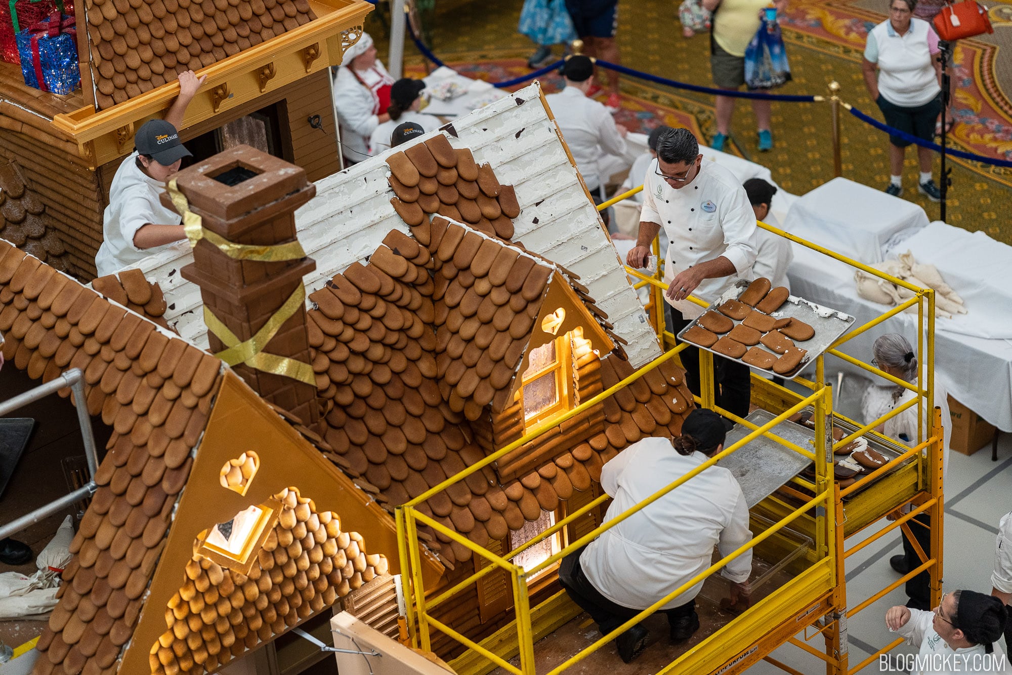 grand-floridian-gingerbread-house-construction-underway-free-samples-for-guests-solterra