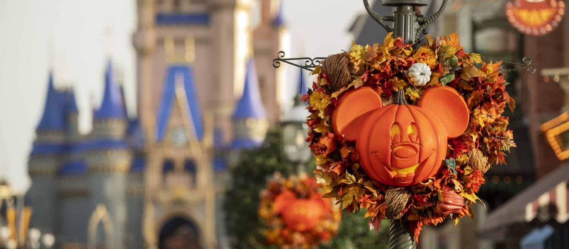 halloween-pumpkin-main-street-usa-new-castle-magic-kingdom-scaled.jpg